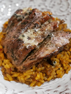 Una foto de Arroz con secreto ibérico marinado y queso azul