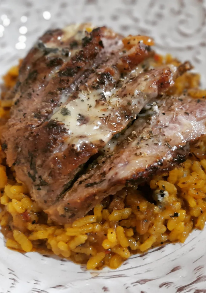 Una foto de Arroz con secreto ibérico marinado y queso azul