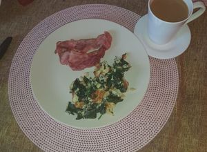 Una foto de ☕¡Un desayuno perfecto! 🍳 Huevo Revuelto con Espinaca y Tocino