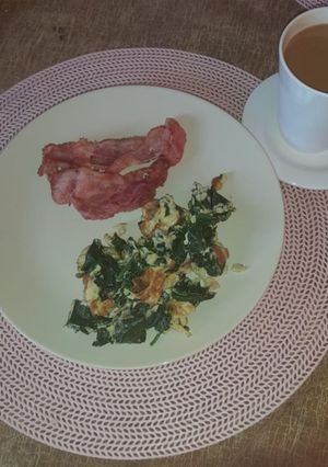Una foto de ☕¡Un desayuno perfecto! 🍳 Huevo Revuelto con Espinaca y Tocino