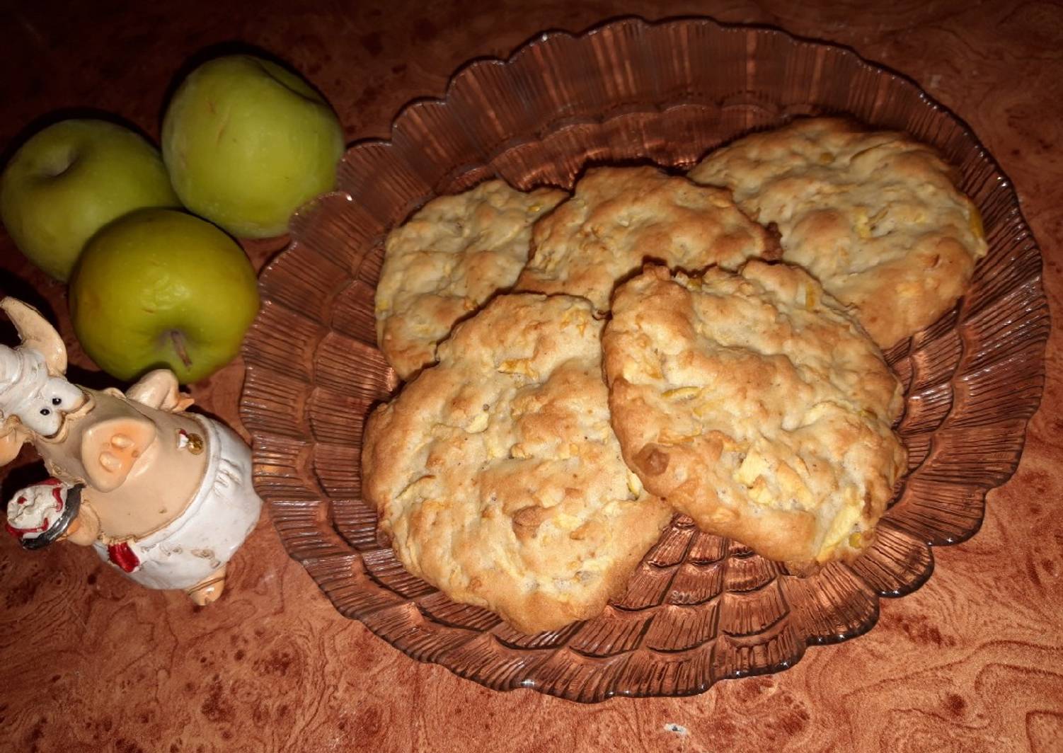 Печень с яблоками рецепт в духовке. Печенье с яблоками. Медовые печенье с яблоком. Яблоки в платочке из песочного теста. Яблоки в платочках рецепт со сметаной.