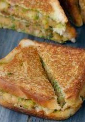 વેજ. સેન્ડવીચ (Veg Sandwich Recipe In Gujarati) રેસીપી મુખ્ય ફોટો