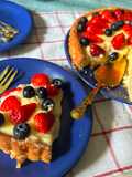 Dolce alla crema pasticcera con frutta