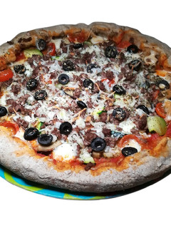 Una foto de Pizza con ternera picada, berenjena y calabacín