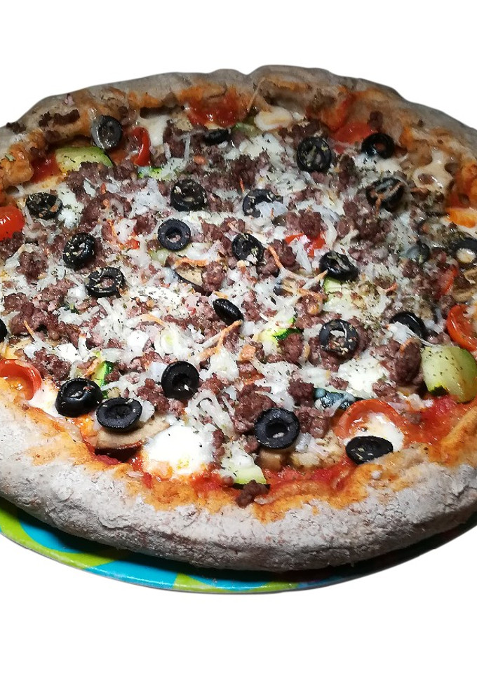 Una foto de Pizza con ternera picada, berenjena y calabacín
