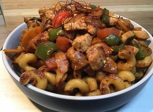 Pirított tészta ázsiai jellegü raguval recept fotója