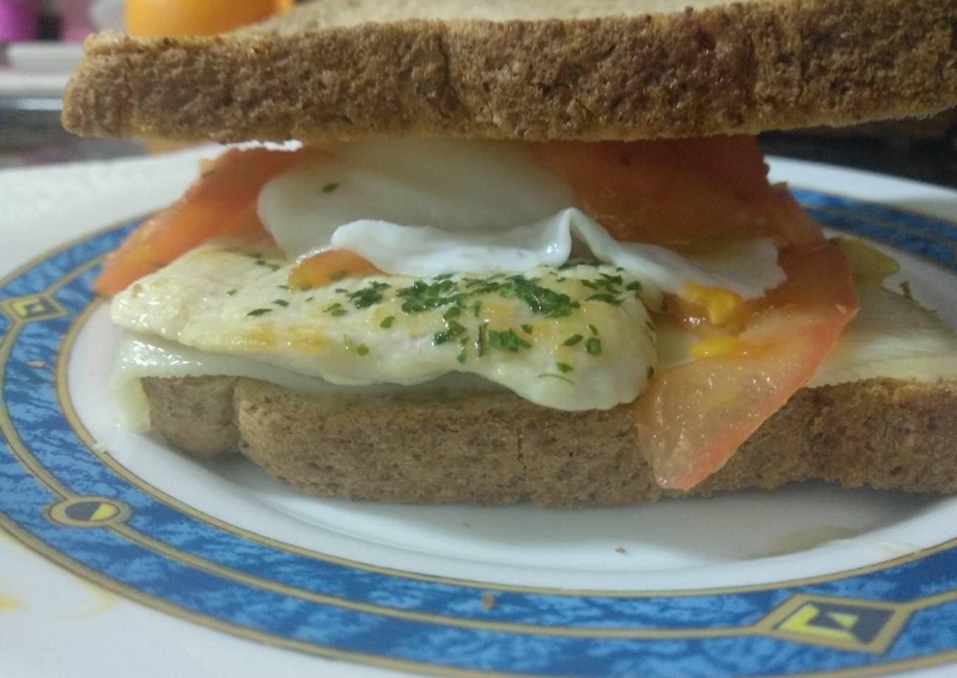 Sandwich caliente de pechuga de pollo y huevo