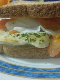 Una foto de Sandwich caliente de pechuga de pollo y huevo