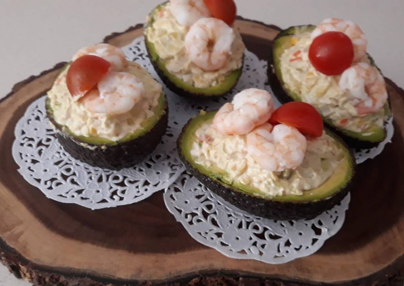 Aguacates rellenos con gambas