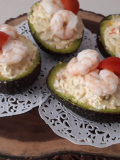 Una foto de Aguacates rellenos con gambas