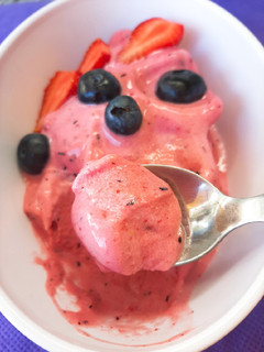 Una foto de Helado de frutilla y arándanos en 5 minutos
