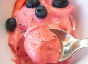 Una foto de Helado de frutilla y arándanos en 5 minutos