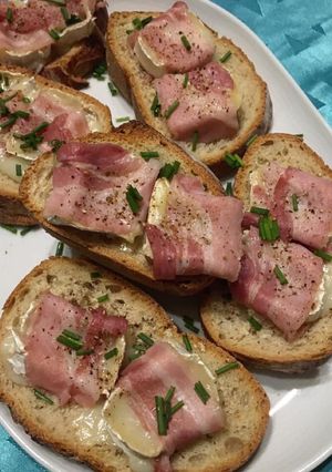 Une photo de Tartines chèvre/lard