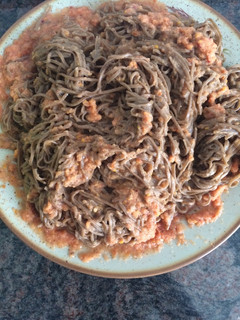 Una foto de Fideos chinos con tomate natural