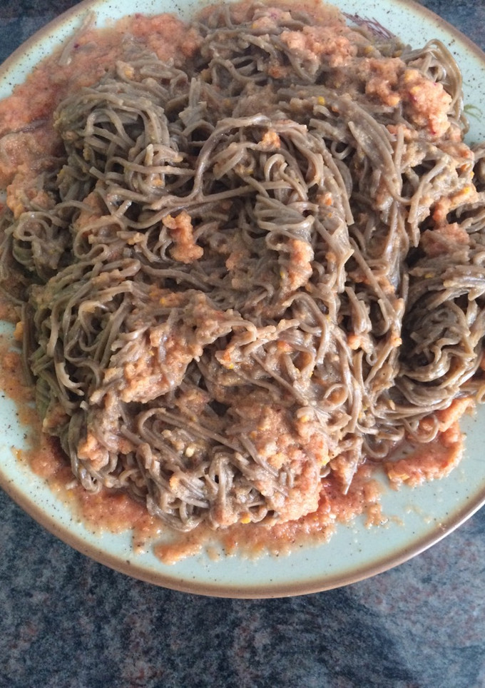 Una foto de Fideos chinos con tomate natural