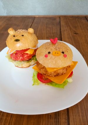Una foto de Hamburguesa de nugget de pollo🍗y takis fuego🌶️