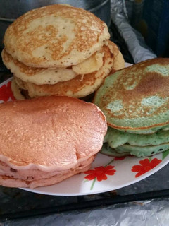 Una foto de Hot Cakes de colores