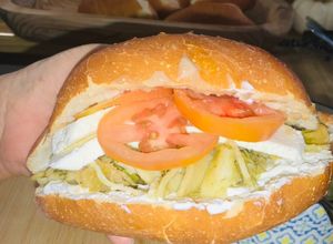 Una foto de Torta de chilaquiles