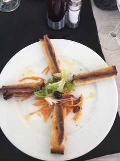 Una foto de Anchoas en aceite, con pan 🥖 tostado y tomate 🍅