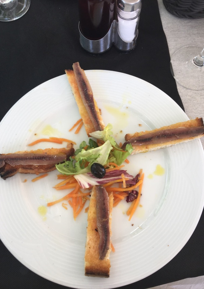 Una foto de Anchoas en aceite, con pan 🥖 tostado y tomate 🍅
