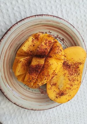 Una foto de Mango con chile piquín