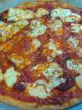 Pizza de sobrasada, queso de Mahón y miel