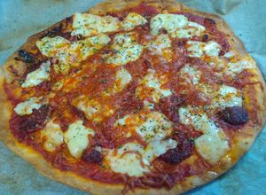 Una foto de Pizza de sobrasada, queso de Mahón y miel