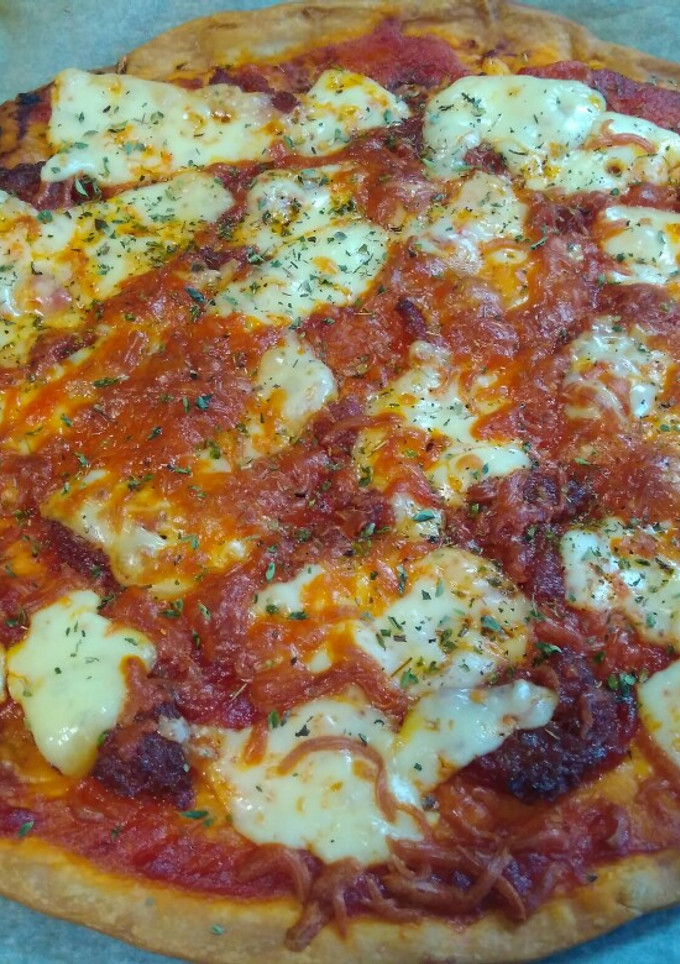 Una foto de Pizza de sobrasada, queso de Mahón y miel
