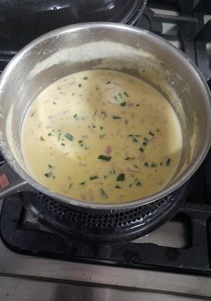 Una foto de Salsa de crema, cebollas y queso (Salsa Hernán)