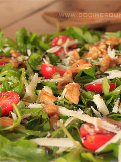 Una foto de Ensalada de rúcula y queso parmesano