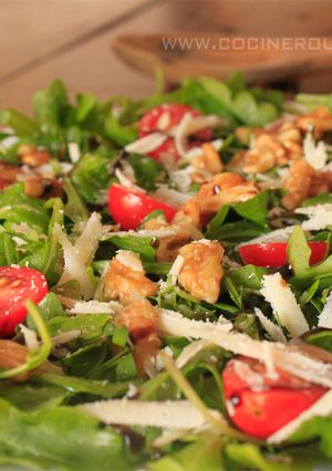 Una foto de Ensalada de rúcula y queso parmesano