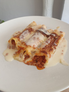 Una foto de Canelones de carne picada con tomate gratinados