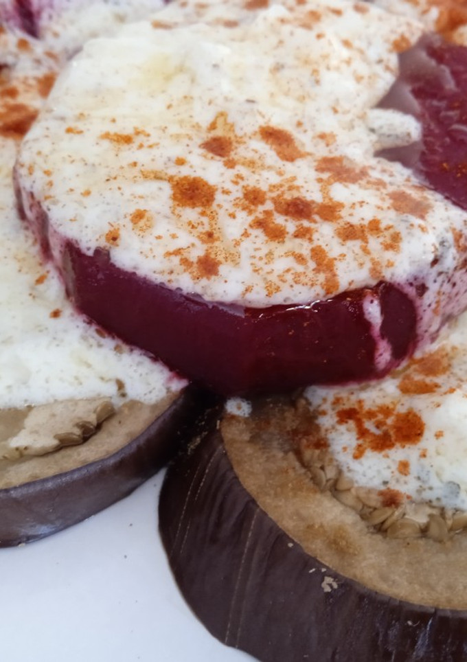 Una foto de Ensalada templada de berenjena y remolacha
