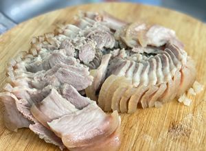 Hình của món Thịt Heo Rừng Luộc.