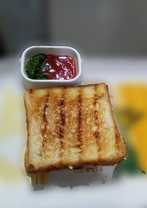 વેજ પેરી પેરી સેન્ડવીચ (Veg. Peri Peri Sandwich Recipe In Gujarati) રેસીપી મુખ્ય ફોટો