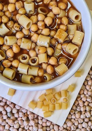 Una foto de Garbanzos con pasta seca 🌱