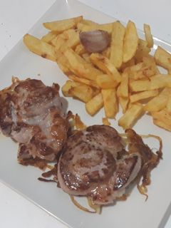 Una foto de Solomillo de cerdo con cebolla caramelizada
