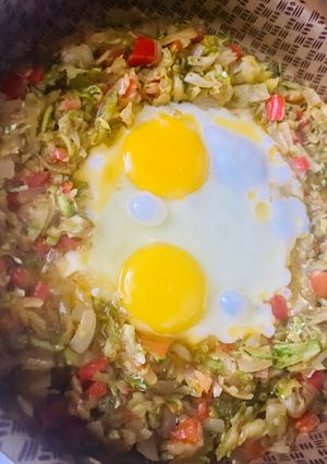 Una foto de 🍳HUEVOS 🍳🍳FRITOS🍳 EN REVUELTO DE 🥒ZUCCHINIS🥒