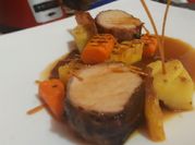 Una foto de lomo con salsa de vino tinto