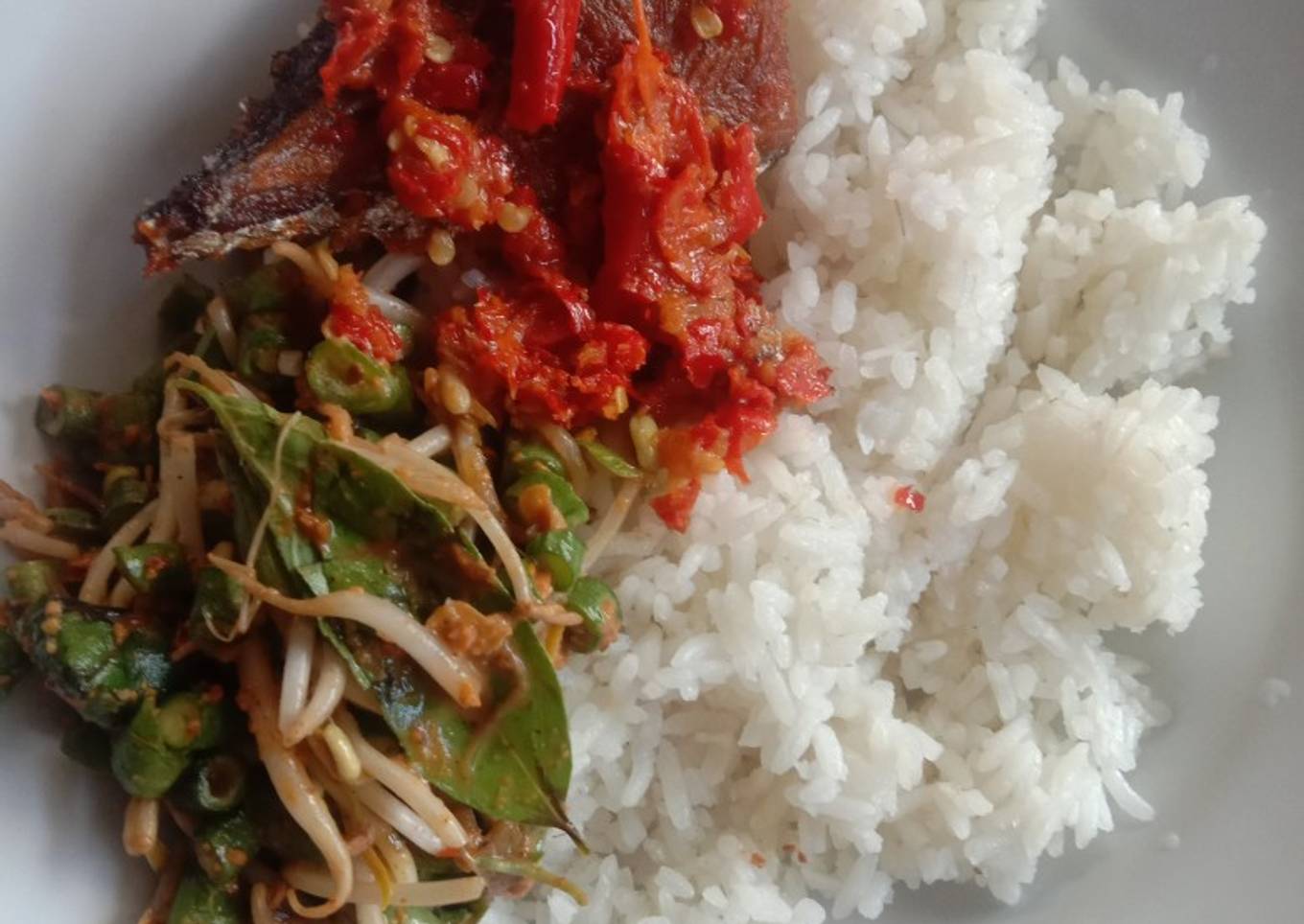 Nasi gurih rice cooker dengan karedok dan cakalang balado