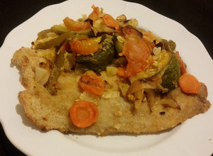 Una foto de Salmón criollo empanado, con verduras, al horno(súper sano, sin sal)