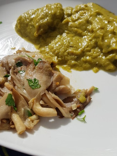 Una foto de Seitán con salsa de espárragos, y setas al ajillo