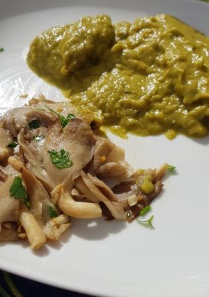 Una foto de Seitán con salsa de espárragos, y setas al ajillo