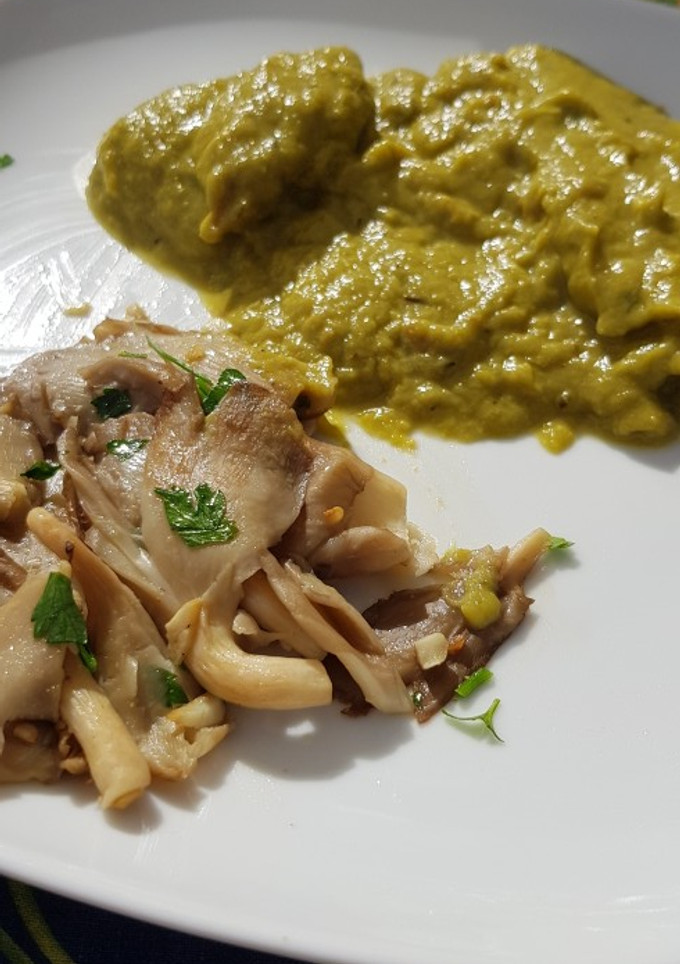 Una foto de Seitán con salsa de espárragos, y setas al ajillo