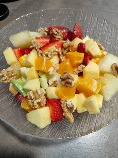 Una foto de Ensalada de frutas y nueces