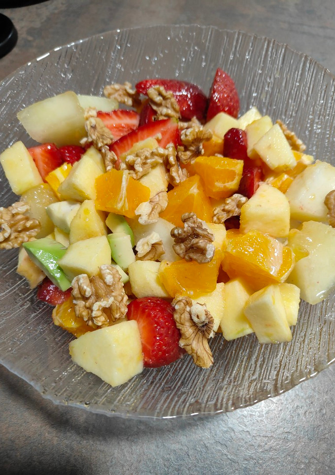 Una foto de Ensalada de frutas y nueces