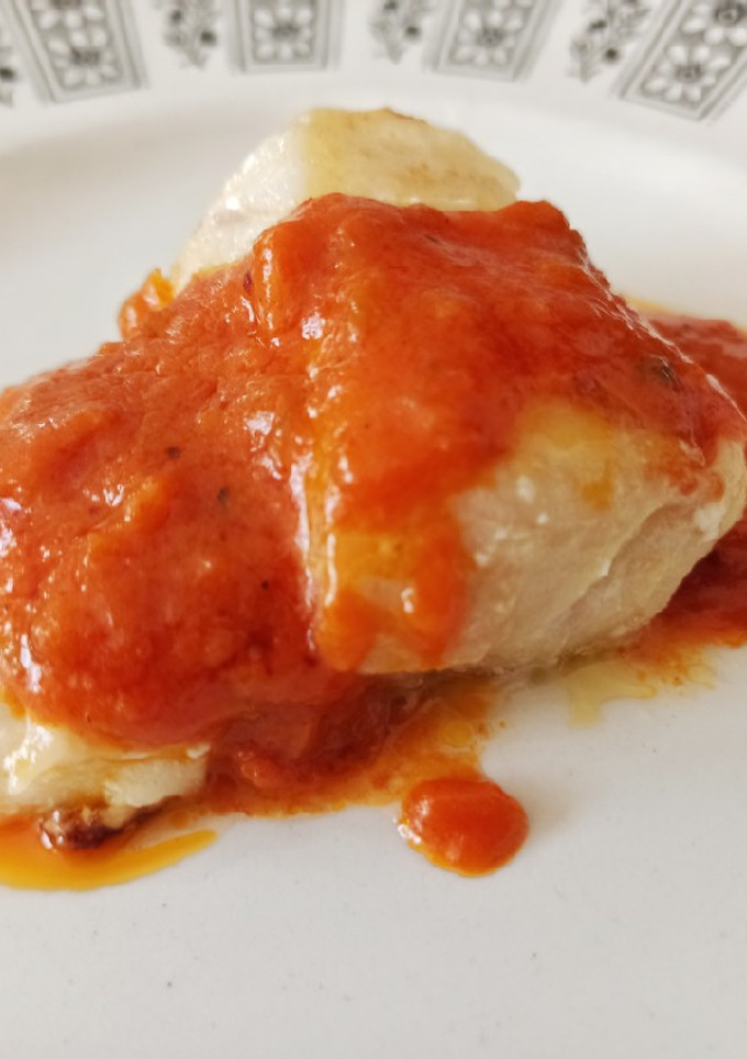 Una foto de Salsa de piquillos sobre bacalao a la plancha