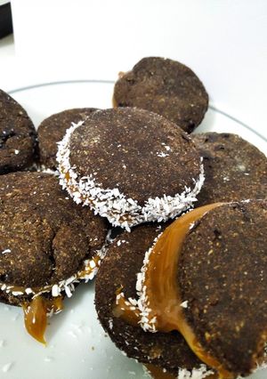 Una foto de Alfajores de algarroba con dulce de leche y coco