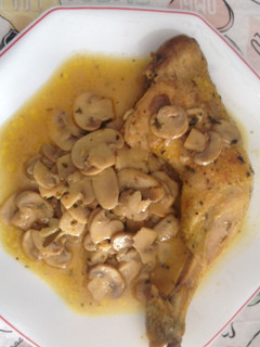 Una foto de Muslos de pollo con champiñones al limón