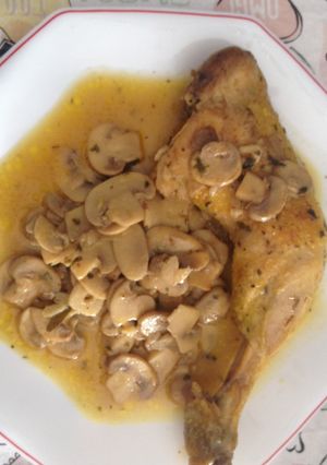 Una foto de Muslos de pollo con champiñones al limón